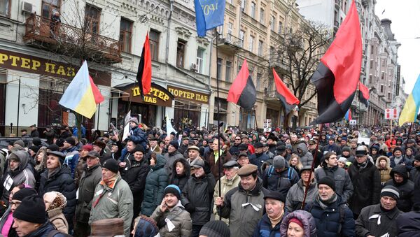 Участники митинга сторонников Михаила Саакашвили в центре Киева за принятие закона об импичменте украинского президента Петра Порошенко. 17 декабря 2017