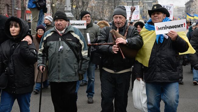 Участники митинга сторонников Михаила Саакашвили в центре Киева за принятие закона об импичменте украинского президента Петра Порошенко. 17 декабря 2017