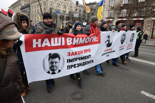 Участники митинга сторонников Михаила Саакашвили в центре Киева за принятие закона об импичменте украинского президента Петра Порошенко. 17 декабря 2017 Участники митинга сторонников Михаила Саакашвили в центре Киева за принятие закона об импичменте украинского президента Петра Порошенко. 17 декабря 2017