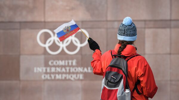 Девушка с российским флагом у штаб-квартиры МОК