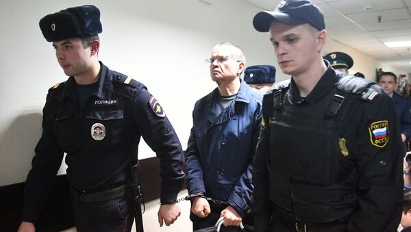 Экс-министр экономического развития Алексей Улюкаев после оглашения приговора в Замоскворецком суде Москвы. Архивное фото