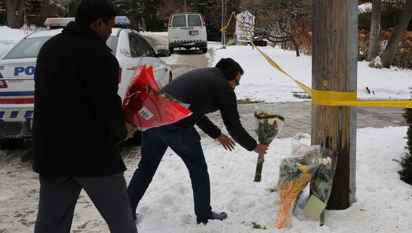 Люди несут цветы к дому миллиардера, основателя канадской фармацевтической фирмы Apotex Inc., Барри Шермана и его жены Хани, которые были найдены мертвыми в подвале своего дома в Торонто, Онтарио, Канада. 17 декабря 2017