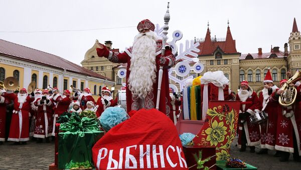 Участники во время праздничного шествия Дедов Морозов в Рыбинске