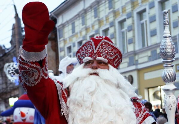 Участник во время праздничного шествия Дедов Морозов в Рыбинске