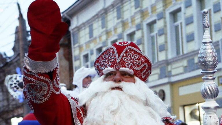 Участник во время праздничного шествия Дедов Морозов в Рыбинске