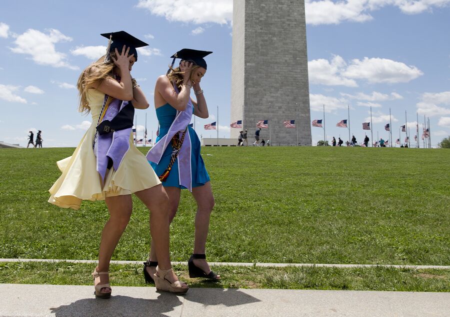 Выпускницы Вашингтонского университета после церемонии вручения дипломов