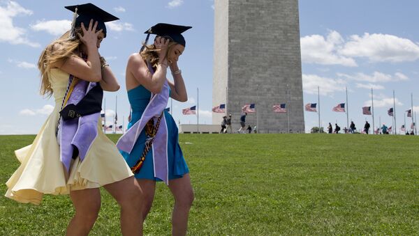 Выпускницы Вашингтонского университета после церемонии вручения дипломов. Архивное фото