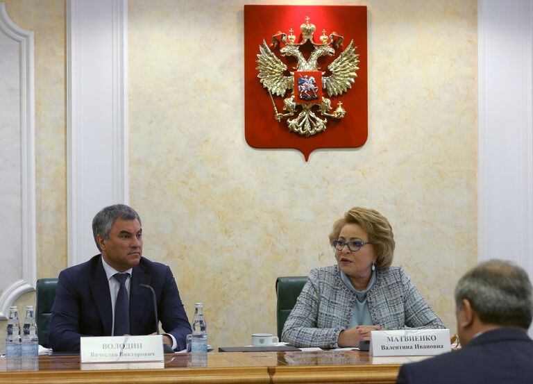Председатель Государственной Думы РФ Вячеслав Володин и председатель Совета Федерации РФ Валентина Матвиенко на заседании организационного комитета по подготовке 137-й Ассамблеи Межпарламентского союза. 19 сентября 2017 Председатель Государственной Думы РФ Вячеслав Володин и председатель Совета Федерации РФ Валентина Матвиенко на заседании организационного комитета по подготовке 137-й Ассамблеи Межпарламентского союза. 19 сентября 2017