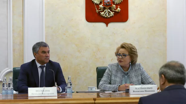 Председатель Государственной Думы РФ Вячеслав Володин и председатель Совета Федерации РФ Валентина Матвиенко на заседании организационного комитета по подготовке 137-й Ассамблеи Межпарламентского союза. 19 сентября 2017
