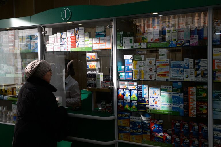 Покупатель в аптеке Покупатель в аптеке