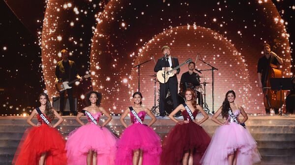 Британский певец Эд Ширан выступает во время конкурса красоты Мисс Франция-2018 в Шатору, Франция. 16 декабря 2017 года