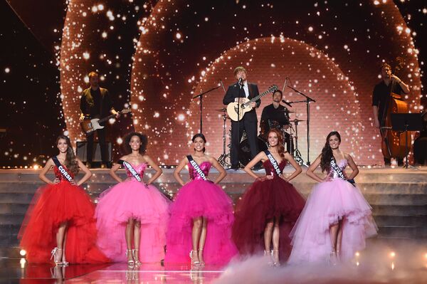 Британский певец Эд Ширан выступает во время конкурса красоты Мисс Франция-2018 в Шатору, Франция. 16 декабря 2017 года