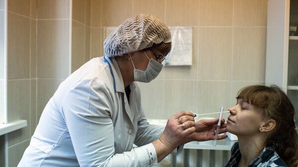 Врач берет мазок в инфекционном отделении районной больнице Омской области