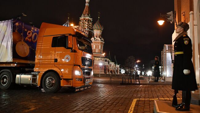 Грузовой автомобиль с упакованной главной новогодней елкой России въезжает через ворота Спасской башни на территорию московского Кремля. 17 декабря 2017