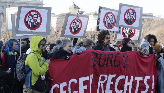 Участники акции протеста у здания парламента в Вене, Австрия. 18 декабря 2017