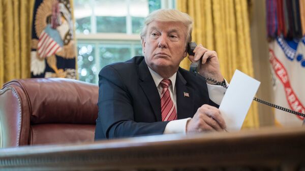 Президент США Дональд Трамп во время телефонного разговора с премьер-министром Ирландии Лео Варадкаром