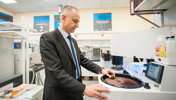 Евгений Гореликов проводит лабораторные испытания образца магнита для сканера МРТ