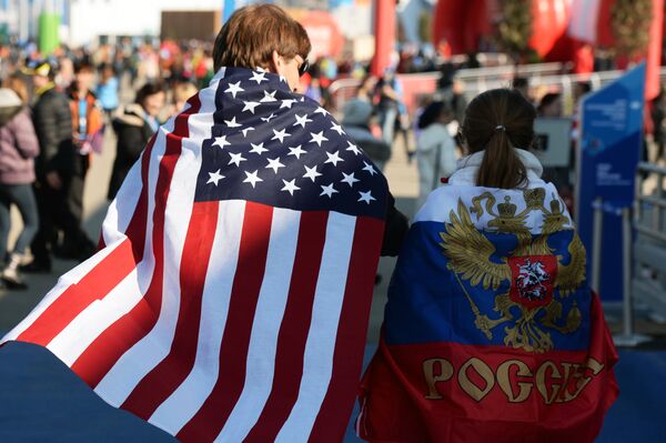 Молодые люди в национальных флагах США и России Молодые люди в национальных флагах США и России