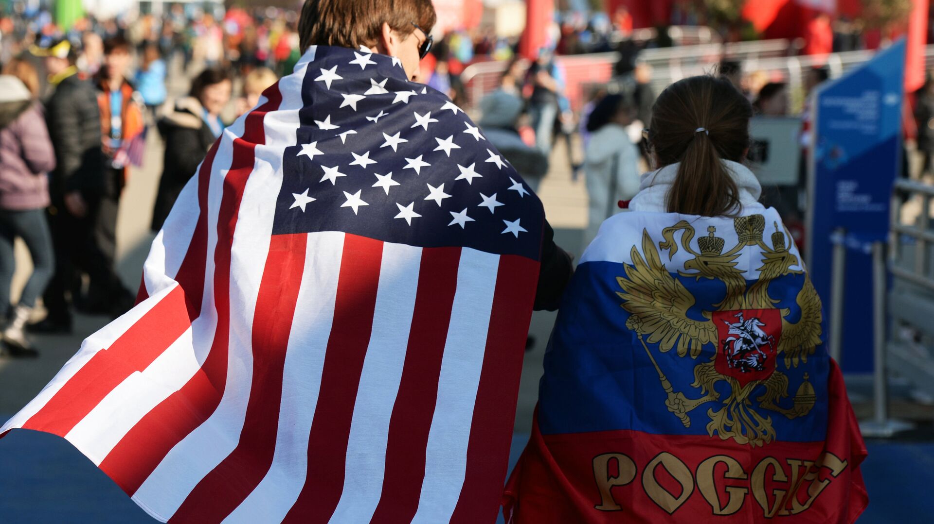 Молодые люди в национальных флагах США и России  - РИА Новости, 1920, 27.05.2021