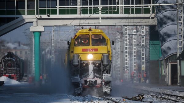 Может ли поезд ехать по заснеженным путям? Какой слой снега не позволит поезду тронуться с места?