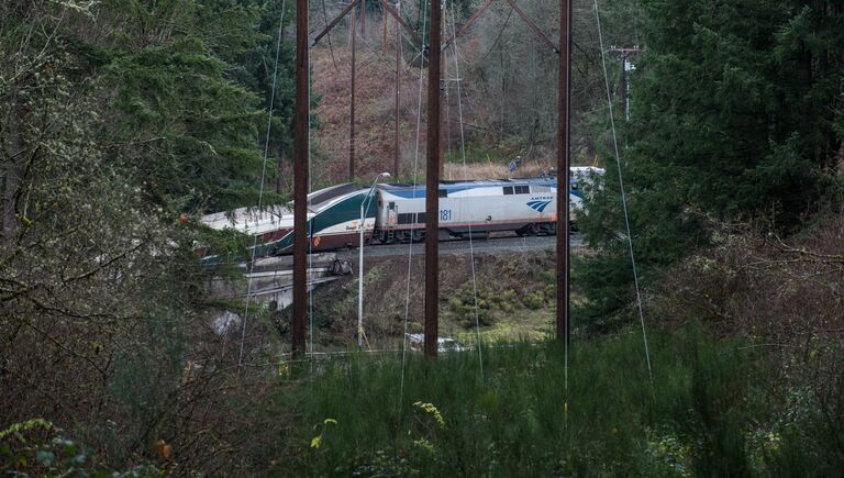 Сход поезда компании Amtrak на мосту в штате Вашингтон. 18 декабря 2017