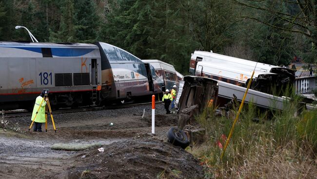 Сход поезда компании Amtrak на мосту в штате Вашингтон. 18 декабря 2017