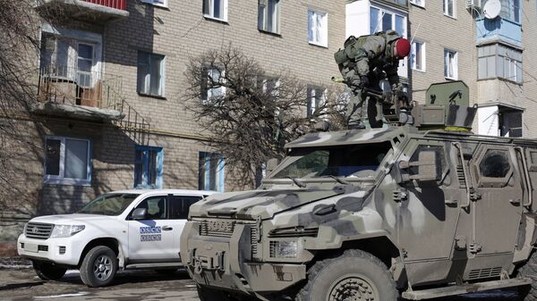 Украинский военный на бронемашине в Соледаре в ДНР. Архивное фото