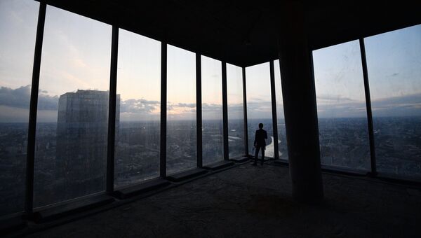 Посетитель на 89 этаже Башни Федерация-Восток делового комплекса Москва-Сити