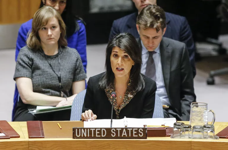 Посол США в ООН Никки Хейли на заседании Совета Безопасности ООН в связи с ситуацией на Ближнем Востоке. 18 декабря 2017 Посол США в ООН Никки Хейли на заседании Совета Безопасности ООН в связи с ситуацией на Ближнем Востоке. 18 декабря 2017