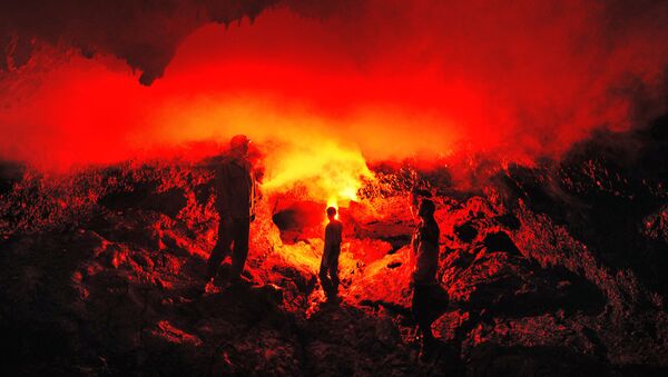 Огненная лава вулкана Плоский Толбачик разлилась на десятки километров