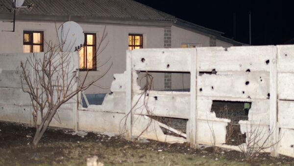 Забор жилого дома, пострадавший в результате обстрела, в городе Стаханов Луганской области. 19 декабря 2017