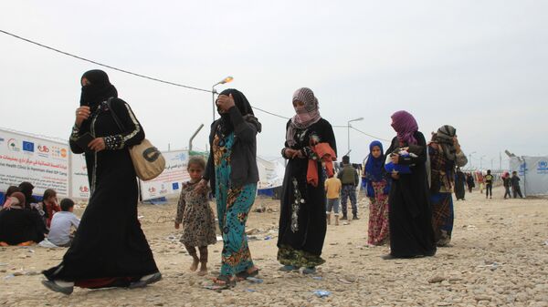 Женщины с детьми в лагере беженцев в Ираке. Архивное фото