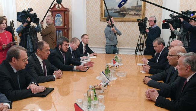 Министр иностранных дел РФ Сергей Лавров и советник президента Палестины Набиль Шаас во время встречи в Москве. 19 декабря 2017