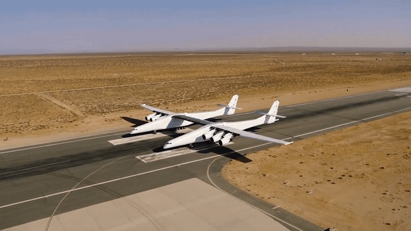 В США самый большой самолет в мире испытали на взлетной полосе