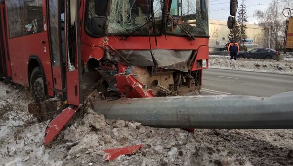 Столкновение пассажирского автобуса со столбом в Казани. 19 декабря 2017