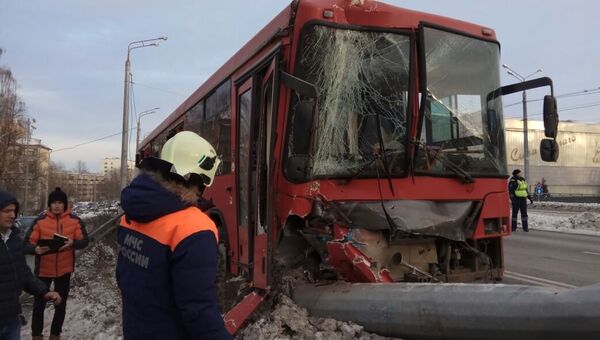 Столкновение пассажирского автобуса со столбом в Казани. 19 декабря 2017
