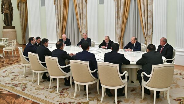 Владимир Путин во время встречи с руководителями спецслужб СНГ. Архивное фото