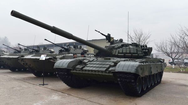 Танк Т-72 на церемонии передачи российской стороной Таджикистану военного и военно-технического оборудования. 19 декабря 2017