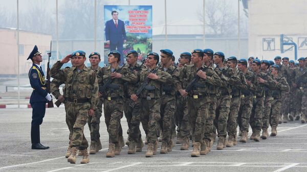 Военнослужащие вооруженных сил Таджикистана на церемонии передачи российской стороной Таджикистану военного и военно-технического оборудования для охраны границ. 19 декабря 2017