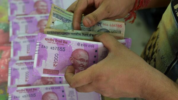 Кошелек с изображением новой банкноты номиналом 2000 рупий