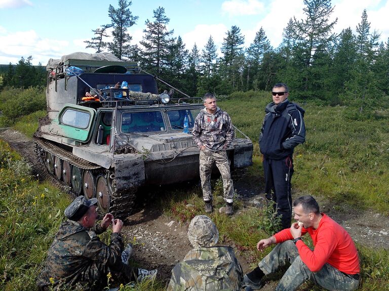 Евгений Фирсов и его друзья у вездехода, приполярный Урал