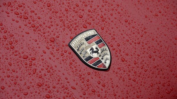 Значок немецкой автомобильной компании Porsche. Архивное фото