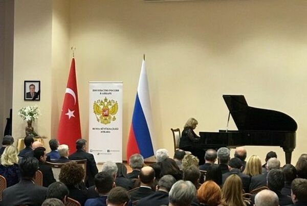 Знаменитая турецкая пианистка выступила на церемонии памяти российского посла Карлова