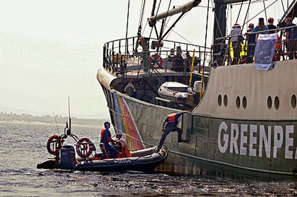 Гринпис и полиция Голландии обвиняют друг друга в причинении ущерба