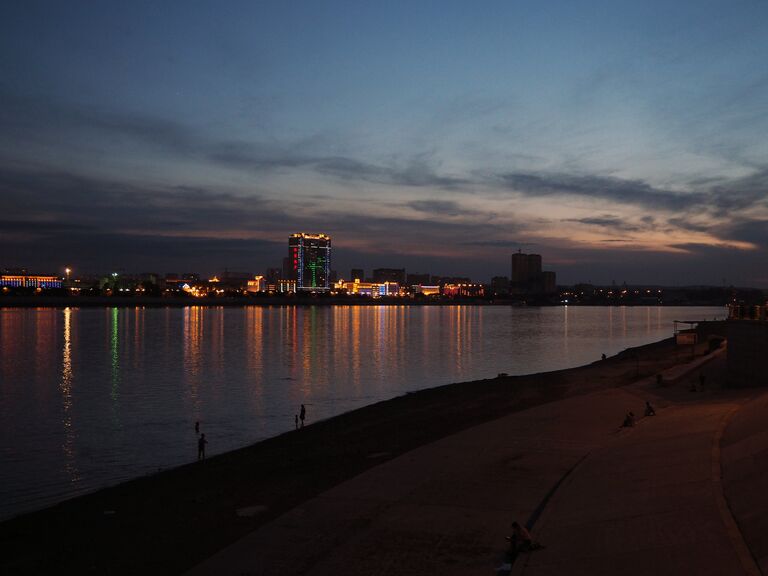 Вид на китайский город Хэйхэ с набережной реки Амур в городе Благовещенске Вид на китайский город Хэйхэ с набережной реки Амур в городе Благовещенске
