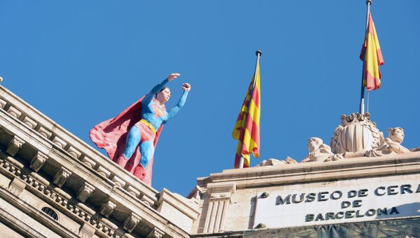 Флаги Каталонии и Испании на музее в Барселоне. Архивное фото
