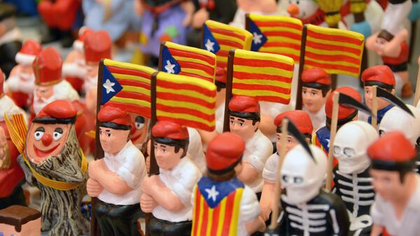 Глиняные фигурки с флагами Каталонии. Архивное фото