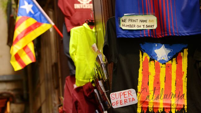 Сувенирные флаги Каталонии в магазине в Барселоне. Архивное фото