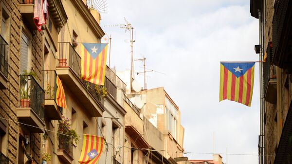 Каталонские флаги в Барселоне перед досрочными выборами парламента Каталонии