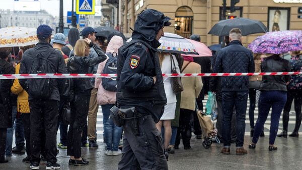 Сотрудник полиции стоит в оцеплении в центре Санкт-Петербург после сообщения о минировании